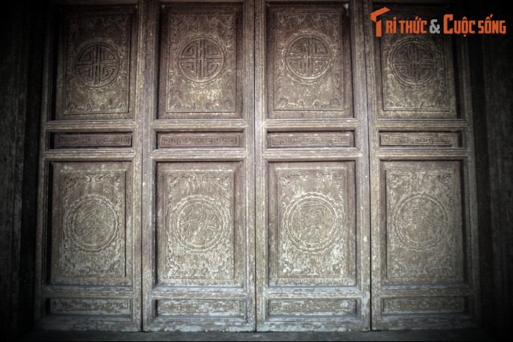 Năm 1425, nghĩa quân Lam Sơn từ Nghệ An tiến vào vùng đất này và tìm gặp hoàng hậu Bạch Ngọc. Thủ lĩnh nghĩa quân là Bình Định vương Lê Lợi đã cho đón tiếp bà theo nghi lễ dành cho một bà hoàng.