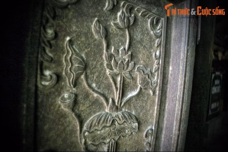 Sau khi quân Minh bị đánh đuổi khỏi bờ cõi nước Việt, hoàng hậu Bạch Ngọc vào chùa Am tu hành. Ngày ngày bà tụng kinh niệm Phật cầu cho quốc thái dân an, vong linh các tử sĩ được siêu thoát. Ít lâu sau công chúa Huy Chân cũng về đây với mẹ...