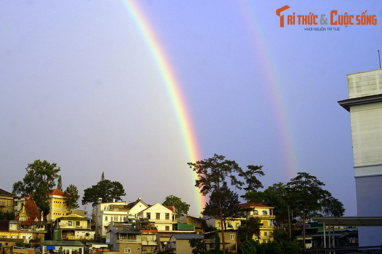 Nếu một phần ánh sáng lại bị bẻ cong thêm một lần nữa trong giọt nước, nó sẽ tạo nên cầu vồng bậc hai khi thoát ra ngoài. Đây chính là khi cầu vồng kép xuất hiện.