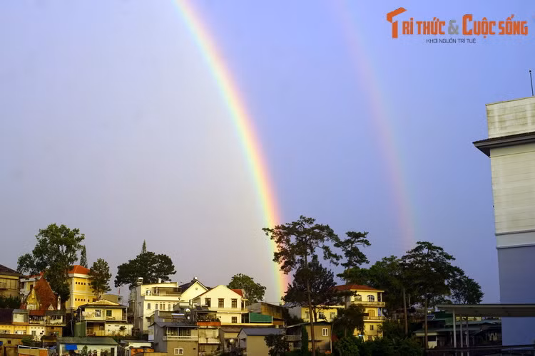 Nếu một phần ánh sáng lại bị bẻ cong thêm một lần nữa trong giọt nước, nó sẽ tạo nên cầu vồng bậc hai khi thoát ra ngoài. Đây chính là khi cầu vồng kép xuất hiện.