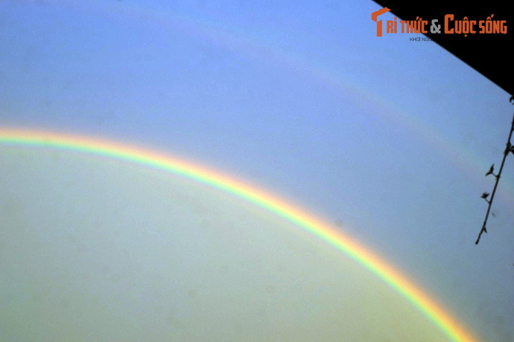 Cầu vồng bậc hai sẽ có thứ tự màu ngược lại với cầu vồng bậc một. Đồng thời cường độ ánh sáng của nó yếu hơn nhiều so với cầu vồng chính.