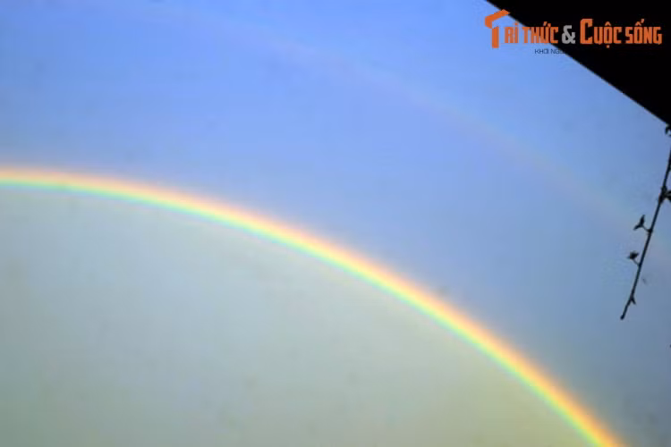 Cầu vồng bậc hai sẽ có thứ tự màu ngược lại với cầu vồng bậc một. Đồng thời cường độ ánh sáng của nó yếu hơn nhiều so với cầu vồng chính.