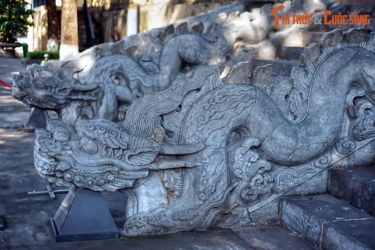 Ngay nay, dấu tích hành cung Kính Thiên xưa chỉ còn các bậc cấp và nền điện. Trước điện có 10 bậc cấp bằng đá với lan can tạo hình rồng, chia thành ba lối nền điện. Phía sau điện có 7 bậc cấp nhỏ hơn, hai bên có hai rồng đá với kiểu thức tương tự.