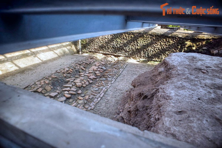 Phía sau Đoan Môn, năm 1999 các nhà khảo cổ học đã đào hố khai quật rộng 85,2 m2 để lần tìm dấu vết con đường Ngự đạo xưa. Ngày nay hố này được để lộ thiên cho du khách tham quan.