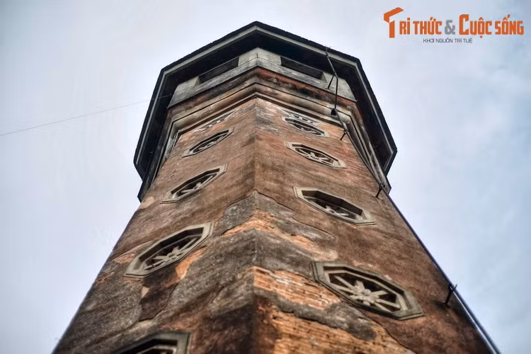 Trong hơn hai thế kỷ tồn tại, Cột cờ Hà Nội đã chứng kiến nhiều thời khắc hào hùng của thủ đô. Hình ảnh công trình đặc biệt này từng được in trang trọng trên đồng tiền đầu tiên do Ngân hàng Nhà nước Việt Nam phát hành.