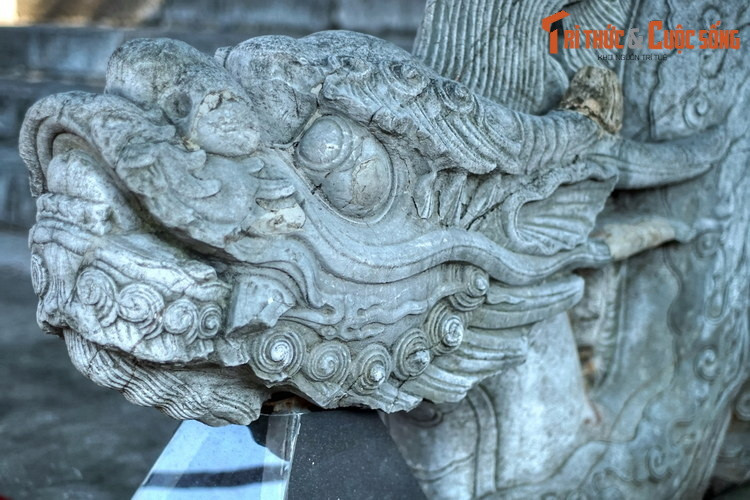 Theo các nhà nghiên cứu, đôi rồng đá điện Kính Thiên được dựng năm 1467. Đây là di sản kiến trúc có giá trị đặc biệt, tiêu biểu cho nghệ thuật điêu khắc thời Lê Sơ.