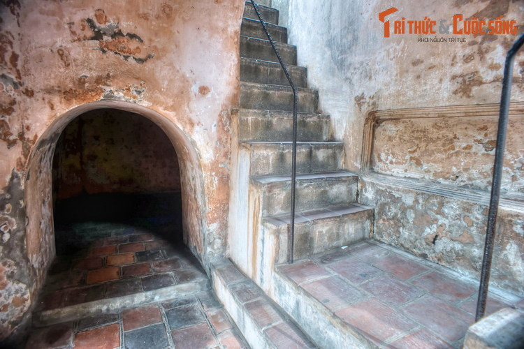 Cột cờ có kết cấu dạng tháp, cao 41 mét, gồm ba tầng đế và một thân cột, bên trong cờ có cầu thang dẫn lên trên đỉnh. Đỉnh Cột cờ là một lầu hình bát giác, chính giữa có một trụ tròn cao, là chỗ để cắm cán cờ.