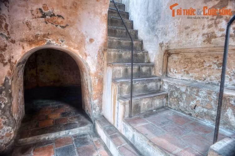 Cột cờ có kết cấu dạng tháp, cao 41 mét, gồm ba tầng đế và một thân cột, bên trong cờ có cầu thang dẫn lên trên đỉnh. Đỉnh Cột cờ là một lầu hình bát giác, chính giữa có một trụ tròn cao, là chỗ để cắm cán cờ.