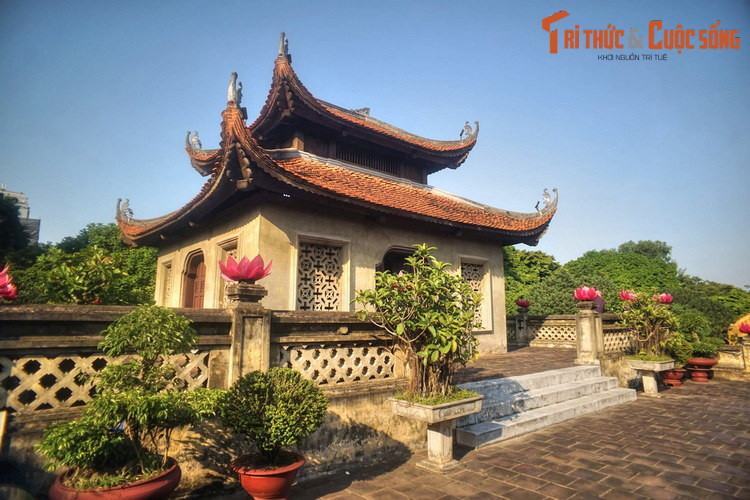 Phần lầu được tái dựng một phần bằng khung gỗ theo lối chồng diêm tám mái, lợp ngói ta, trổ cửa ra bốn hướng. Đây là nơi thờ Nguyễn Tri Phương và Hoàng Diệu, hai nhân vật lịch sử đã hi sinh cho công cuộc bảo vệ thành Hà Nội trước cuộc xâm lược của thực dân Pháp.