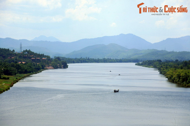 Núi sông xứ Huế nhìn từ đồi Vọng Cảnh, ngọn đồi nằm ven bờ sông Hương, cách trung tâm TP Huế khoảng 7 km.