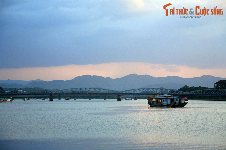 Chiều buông trên cầu Trường Tiền, cây cầu lịch sử bắc qua dòng sông Hương.