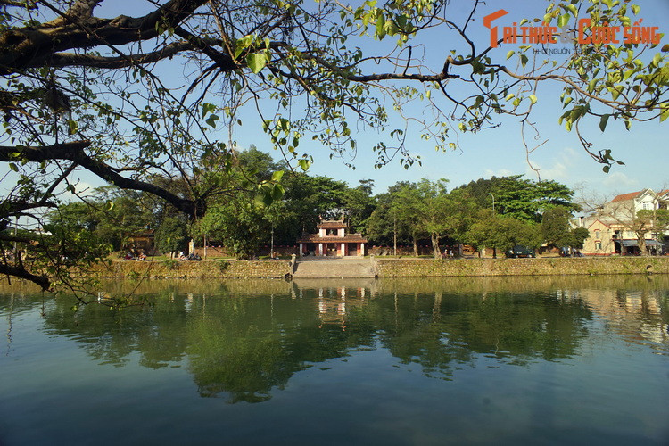 Sông Đông Ba, nơi lưu giữ nhịp sống chậm của Cố đô Huế. Bên bờ sông rất nhiều đình, đền chùa, phủ đệ, từ đường… được xây dựng từ thời nhà Nguyễn với lối kiến trúc Huế.