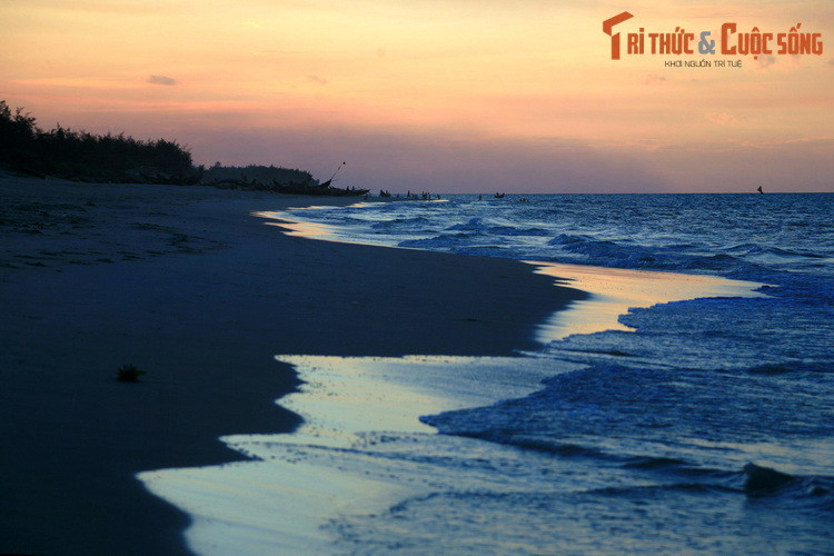 Ráng chiều trên bãi biển Phú Diên, gần tháp Chăm Phú Diên.