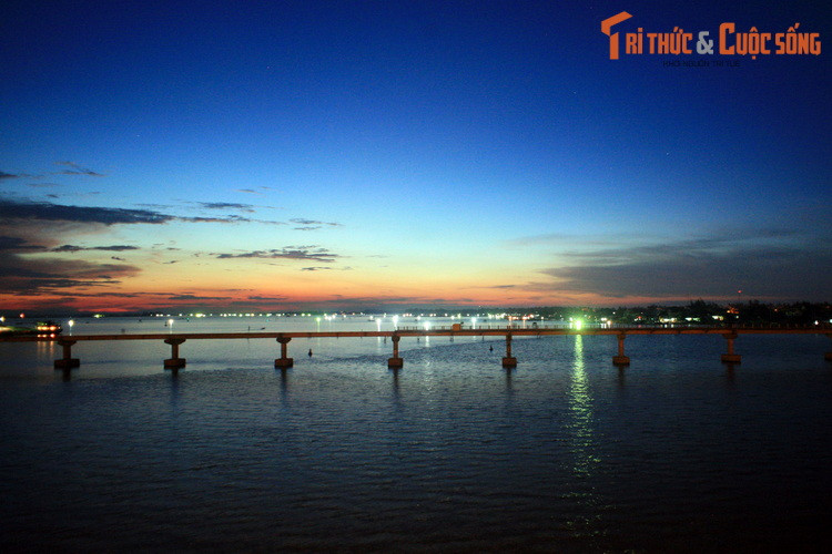 Hoàng hôn trên đầm Thanh Lam, đầm nước thuộc hệ thống hệ đầm phá Tam Giang – Cầu Hai ở Thừa Thiên - Huế.