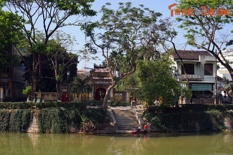 Phủ Tùng Thiện vương bên bờ sông An Cựu, dòng sông có vai trò rất quan trọng trong lịch sử và văn hóa của Cố đô Huế.