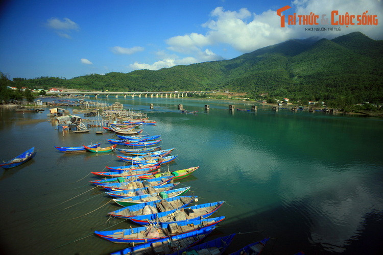 Những con thuyền rực rỡ sắc màu ở cửa biển Lăng Cô, dưới chân đèo Hải Vân.