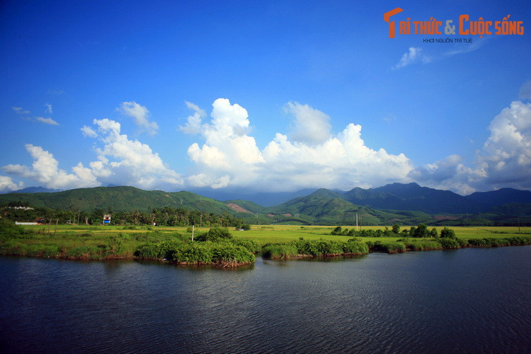 Bức tranh sơn thủy hữu tình ở sông Bù Lu, dòng sông bắt nguồn từ sườn Bắc Bạch Mã - Hải Vân chảy ra Biển Đông.