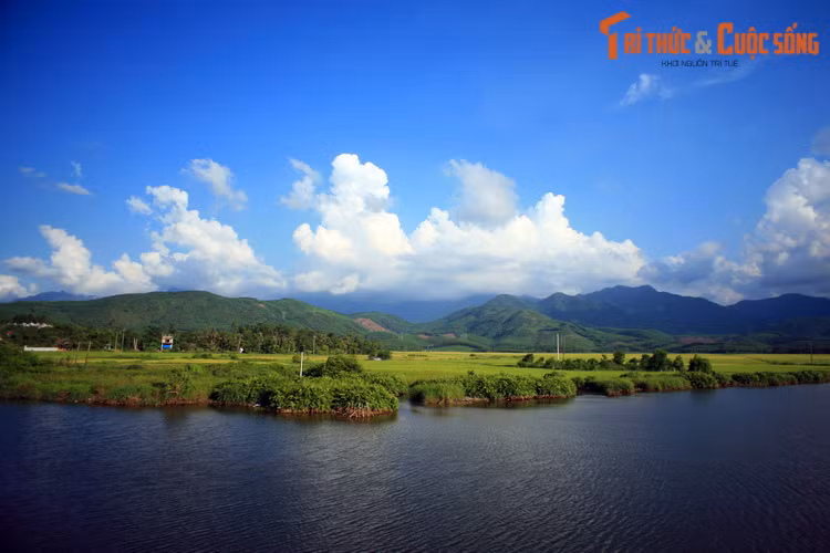 Bức tranh sơn thủy hữu tình ở sông Bù Lu, dòng sông bắt nguồn từ sườn Bắc Bạch Mã - Hải Vân chảy ra Biển Đông.