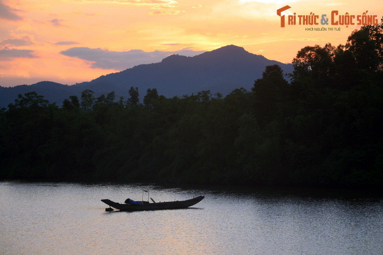 Hoàng hôn trên sông Tả Trạch, dòng sông chảy qua nơi an nghỉ của vua Gia Long ở phía Nam Cố đô Huế.