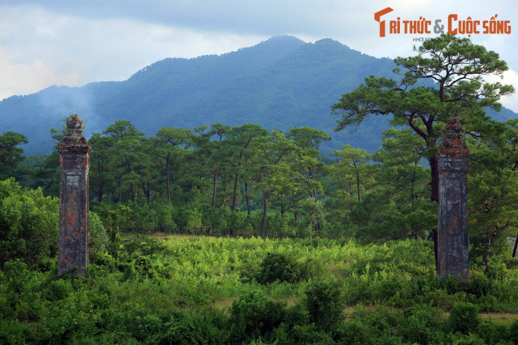 Ngọn núi kỳ vĩ là bình phong án ngữ phía trước lăng Thoại Thánh, thuộc quần thể công trình ở khu vực lăng Gia Long.