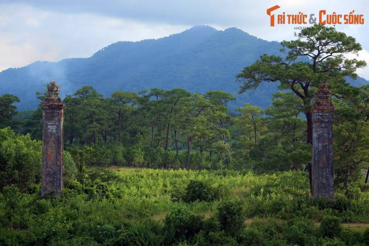 Ngọn núi kỳ vĩ là bình phong án ngữ phía trước lăng Thoại Thánh, thuộc quần thể công trình ở khu vực lăng Gia Long.