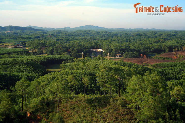 Khung cảnh núi rừng hoang sơ tại quanh lăng Gia Long ở Cố đô Huế, nhìn từ núi Đại Thiên Thọ.