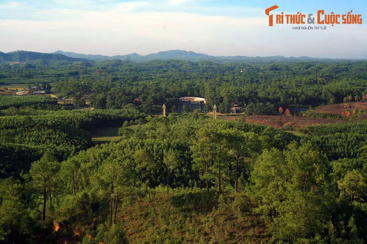 Khung cảnh núi rừng hoang sơ tại quanh lăng Gia Long ở Cố đô Huế, nhìn từ núi Đại Thiên Thọ.
