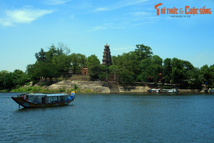 Chùa Thiên Mụ, ngôi cổ tự linh thiêng của đất Cố đô soi bóng xuống sông Hương.