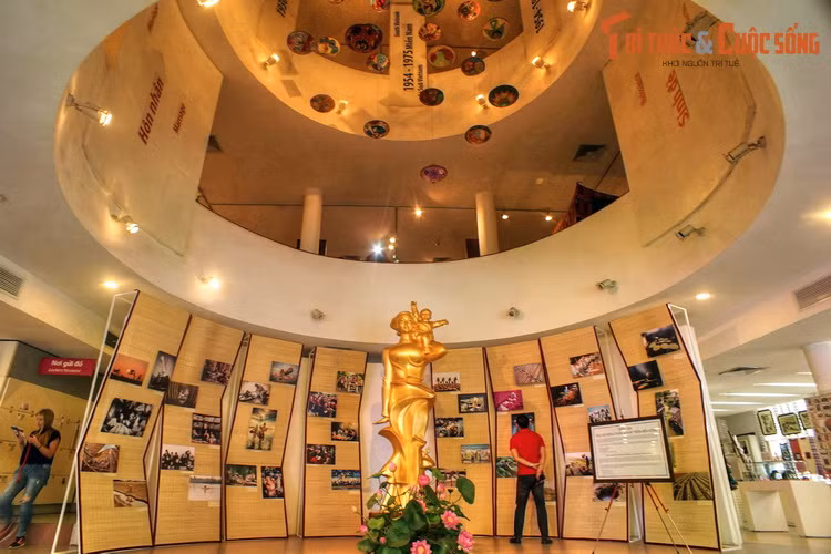 Đây vừa là một cơ sở nghiên cứu, lưu giữ bảo quản, trưng bày những giá trị văn hóa của người phụ nữ Việt Nam, vừa là trung tâm giao lưu văn hóa phụ nữ quốc tế. Từ khi khánh thành năm 1995, Bảo tàng đã phát triển một bộ sưu tập hơn 25.000 tài liệu hiện vật và tiến hành nhiều triển lãm.