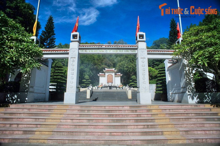 Chiều ngày 24/7/1968, sau một trận bom, 10 cô đến hiện trường gấp rút triển khai công việc san lập hố bom sửa chữa đường. Bất ngờ tốp máy bay phản lực của địch quay lại thả một loạt bom trúng căn hầm các cô vừa vào trú ẩn. 10 cô gái đã hi sinh khi còn rất trẻ, phần lớn chưa lập gia đình.