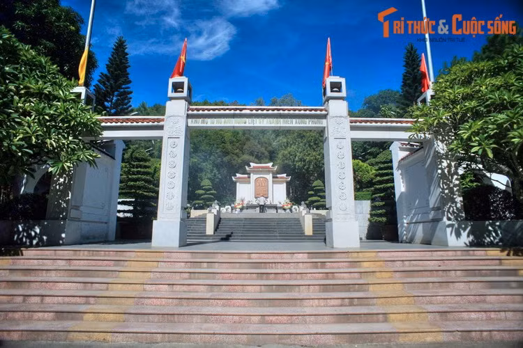 Chiều ngày 24/7/1968, sau một trận bom, 10 cô đến hiện trường gấp rút triển khai công việc san lập hố bom sửa chữa đường. Bất ngờ tốp máy bay phản lực của địch quay lại thả một loạt bom trúng căn hầm các cô vừa vào trú ẩn. 10 cô gái đã hi sinh khi còn rất trẻ, phần lớn chưa lập gia đình.