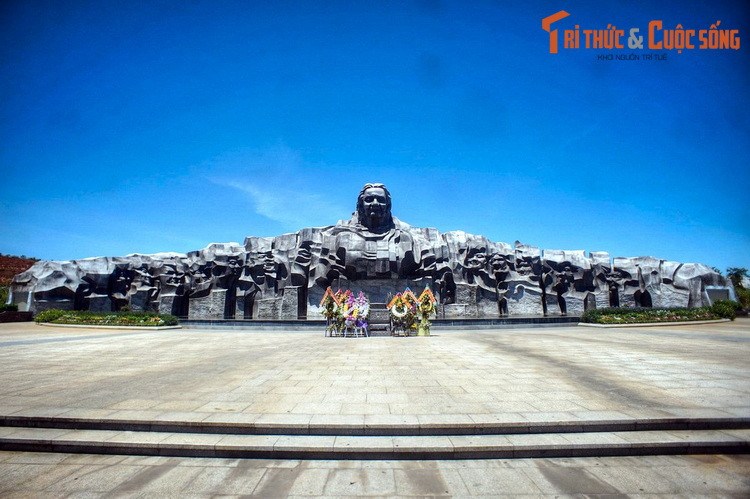 1. Nằm trên núi Cấm thuộc địa phận xã Tam Phú, thành phố Tam Kỳ, tỉnh Quảng Nam, Tượng đài Bà mẹ Việt Nam anh hùng được xây dựng từ năm 2009-2015 để khắc ghi công lao của người phụ nữ Việt Nam trong công cuộc bảo vệ Tổ quốc.