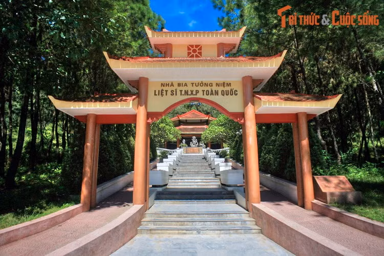 Sự hinh sinh của 10 nữ thanh niên xung phong ở Ngã ba Đồng Lộc là biểu tượng cô đọng cho tinh thần Anh hùng – Bất khuất – Trung hậu – Đảm đang của người phụ nữ Việt Nam cũng như của toàn thể lực lượng thanh niên xung phong thời kháng chiến chống Mỹ.