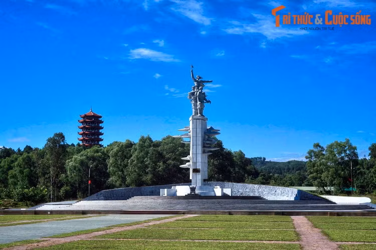 2. Nằm trên con đường mòn Hồ Chí Minh thuộc địa phận thị trấn Đồng Lộc, huyện Can Lộc, tỉnh Hà Tĩnh, Di tích lịch sử Ngã ba Đồng Lộc là địa danh gắn liền với sự hi sinh của 10 nữ thanh niên xung phong trong cuộc đấu tranh thống nhất đất nước.