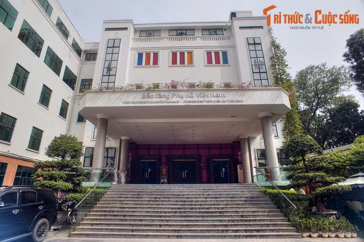 3. Nằm ở số 36 Lý Thường Kiệt, khu vực trung tâm Thủ đô Hà Nội, Bảo tàng Phụ nữ Việt Nam là một trong số ít bảo tàng ở Việt Nam nhận được sự quan tâm to lớn của du khách quốc tế. Bảo tàng được thành lập năm 1987, trực thuộc Hội Liên hiệp Phụ nữ Việt Nam.