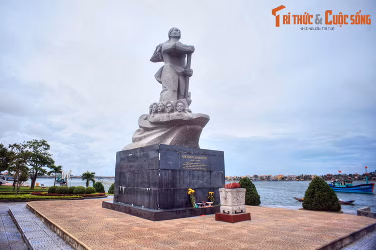 Vào năm 2003, cách bến đò lịch sử 50 mét, tượng đài mẹ Suốt được dựng lên thật trang trọng để bày tỏ lòng tri ân của nhân dân Quảng Bình, đồng thời giáo dục lòng yêu nước cho các thế hệ mai sau.