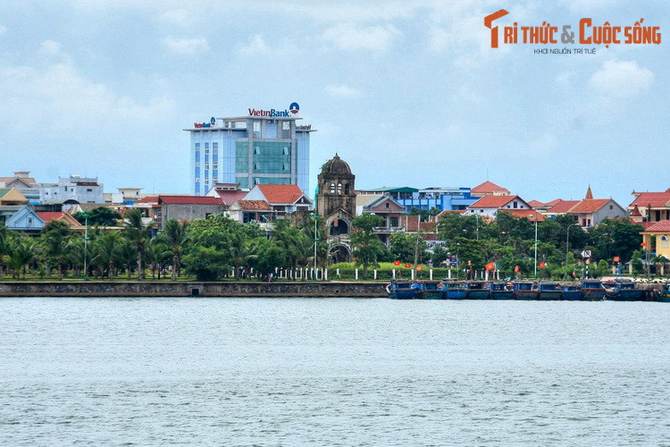 Mẹ Suốt sinh năm 1906 tại Bảo Ninh, tỉnh Quảng Bình, có tên khai sinh là Nguyễn Thị Suốt. Trong những năm Mỹ đánh phá Quảng Bình ác liệt, Mẹ cầm chắc tay chèo chở bộ đội sang sông, vận chuyển đạn từ bờ ra tàu chiến của ta chi viện cho chiến trường miền Nam.