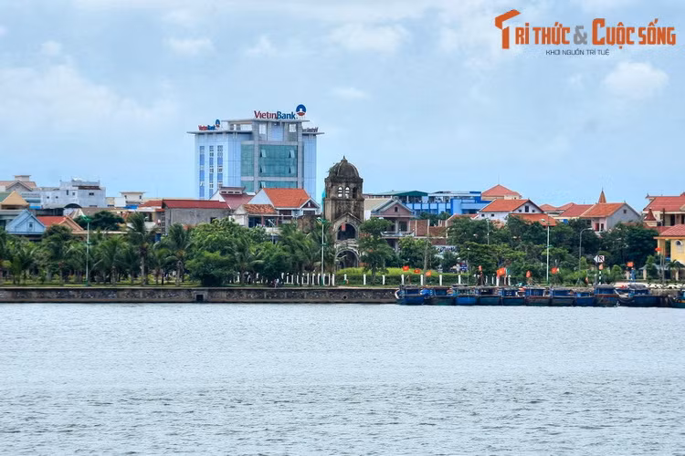 Mẹ Suốt sinh năm 1906 tại Bảo Ninh, tỉnh Quảng Bình, có tên khai sinh là Nguyễn Thị Suốt. Trong những năm Mỹ đánh phá Quảng Bình ác liệt, Mẹ cầm chắc tay chèo chở bộ đội sang sông, vận chuyển đạn từ bờ ra tàu chiến của ta chi viện cho chiến trường miền Nam.