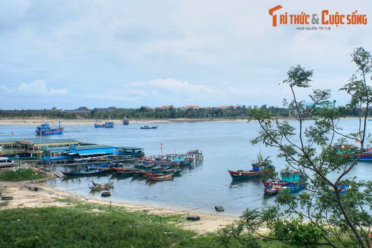 Bắt nguồn từ dãy Trường Sơn, chảy ra Biển Đông qua cửa Nhật Lệ ở TP Đồng Hới, sông Nhật Lệ vừa là thắng cảnh nổi tiếng, vừa là nơi ghi dấu những trang sử hào hùng của tỉnh Quảng Bình. Dòng sông này gắn liền với tên tuổi Mẹ Suốt, người phụ nữ đã trở thành huyền thoại trong cuộc kháng chiến chống Mỹ.