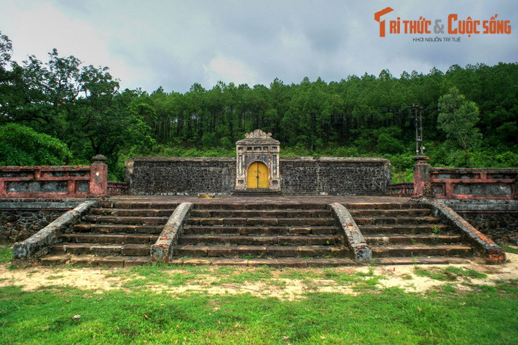 2. Nằm ở xã Thuỷ Bằng, TP Huế, lăng Cơ Thánh là lăng của Hưng Tổ Khang Hoàng Đế Nguyễn Phúc Luân (1733 – 1765), cha đẻ của vua Gia Long. Khu lăng mộ này được vua Gia Long cho xây lại sau khi lên ngôi, tương truyền chỉ chôn hộp sọ của người đã khuất nên còn được gọi là lăng Sọ.