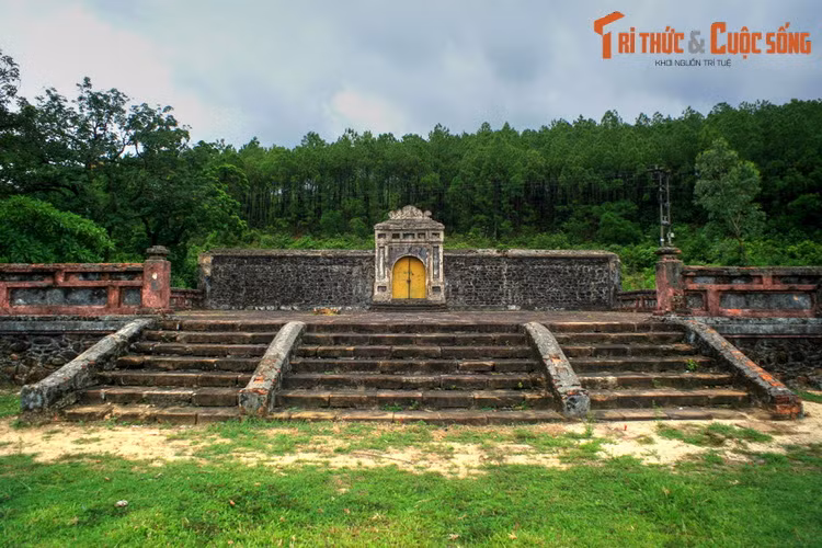 2. Nằm ở xã Thuỷ Bằng, TP Huế, lăng Cơ Thánh là lăng của Hưng Tổ Khang Hoàng Đế Nguyễn Phúc Luân (1733 – 1765), cha đẻ của vua Gia Long. Khu lăng mộ này được vua Gia Long cho xây lại sau khi lên ngôi, tương truyền chỉ chôn hộp sọ của người đã khuất nên còn được gọi là lăng Sọ.