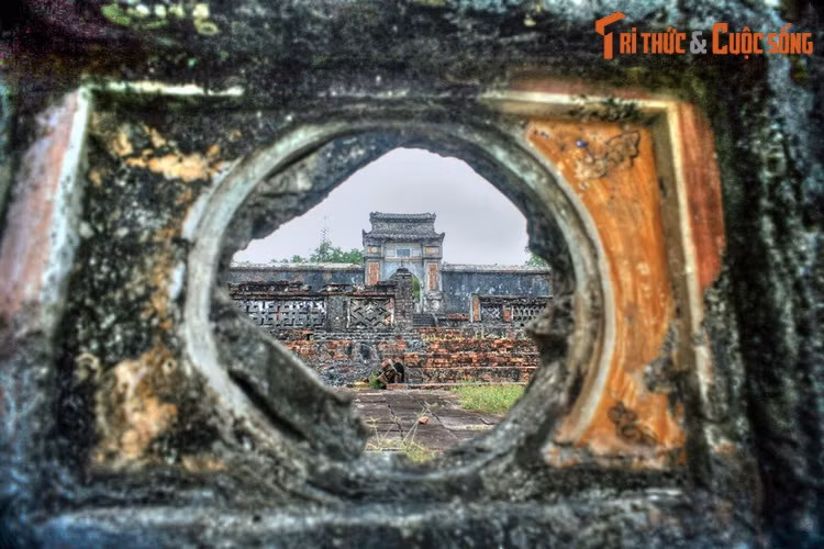 6. Nằm ở xã Thuỷ Bằng, huyện Hương Thuỷ, gần lăng mộ vua Thiệu Trị, lăng Xương Thọ là nơi an nghỉ của Hoàng thái hậu Từ Dụ (hay Từ Dũ, 1810 - 1902) vợ vua Thiệu Trị, mẹ vua Tự Đức. Nơi đây từng bị bọn săn cổ vật đào trộm năm 1983 và lấy mất nhiều đồ trang sức bằng vàng ngọc.