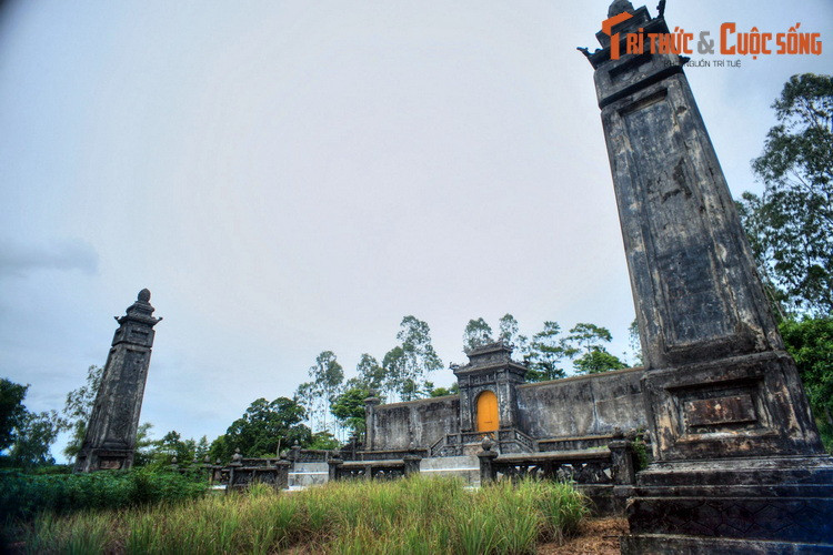 10. Lăng Từ Cung nằm trên một ngọn đồi gần lăng Thánh Cung, là lăng mộ của Từ Cung hoàng thái hậu (1890-1980), vợ vua Khải Định, mẹ vua Bảo Đại. Bà là hoàng thái hậu cuối cùng của nhà nước phong kiến Việt Nam.