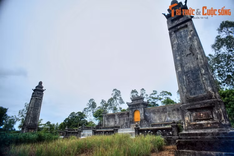 10. Lăng Từ Cung nằm trên một ngọn đồi gần lăng Thánh Cung, là lăng mộ của Từ Cung hoàng thái hậu (1890-1980), vợ vua Khải Định, mẹ vua Bảo Đại. Bà là hoàng thái hậu cuối cùng của nhà nước phong kiến Việt Nam.