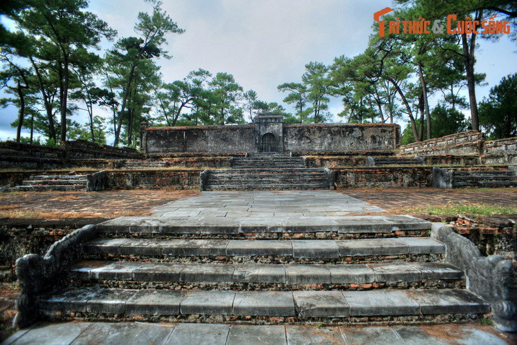 5. Cách lăng Thoại Thánh không xa, lăng Thiên Thọ Hữu là nơi chôn cất Thuận Thiên Cao Hoàng hậu (1769-1846), vợ thứ hai của vua Gia Long, mẹ vua Minh Mạng. Đây là một khu lăng mộ mang quy cách điển hình của các lăng mộ hoàng thân quốc thích nhà Nguyễn