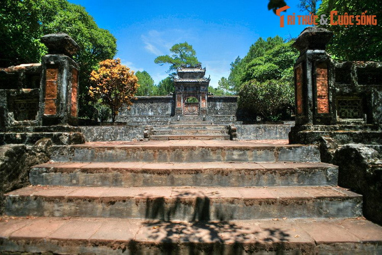 7. Nằm trong khuôn viên lăng Tự Đức (phường Thủy Xuân, thành phố Huế) Khiêm Thọ Lăng là nơi an táng Lệ Thiên Anh Hoàng hậu (1828 - 1903) vợ vua Tự Đức - Huế. Lăng mộ này có quy mô không lớn nhưng kiến trúc khá tinh xảo và nguyên vẹn.