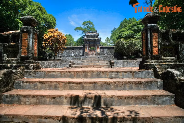 7. Nằm trong khuôn viên lăng Tự Đức (phường Thủy Xuân, thành phố Huế) Khiêm Thọ Lăng là nơi an táng Lệ Thiên Anh Hoàng hậu (1828 - 1903) vợ vua Tự Đức - Huế. Lăng mộ này có quy mô không lớn nhưng kiến trúc khá tinh xảo và nguyên vẹn.