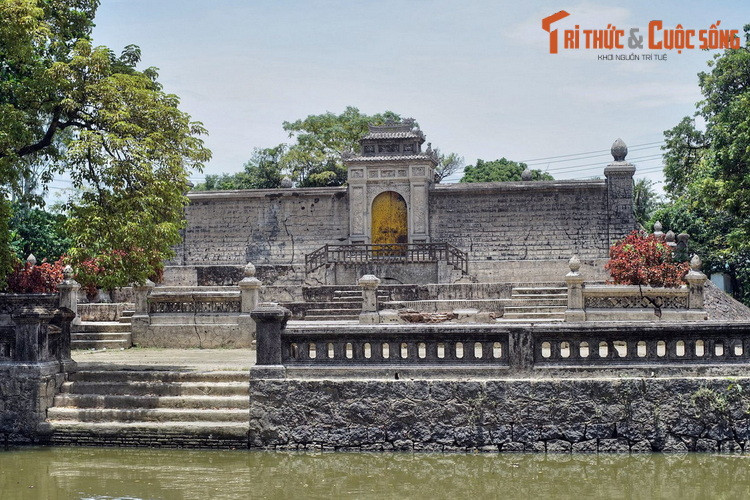 9. Nằm ở phường An Đông, Lăng Vạn Vạn hay Tư Thông lăng là nơi an nghỉ của Hựu Thiên Thuần hoàng hậu (1868 – 1944), hay bà Tiên Cung, vợ hai của vua Đồng Khánh, mẹ đẻ của vua Khải Định. Lăng mộ này có kiến trúc tương tự lăng Thánh Cung nhưng có khuôn viên rộng hơn, được bảo tồn nguyên vẹn hơn.