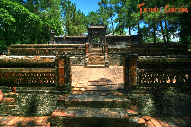 1. Trong khuôn viên lăng vua Tự Đức còn có một số lăng mộ của các thành viên hoàng tộc Nguyễn. Nổi bật trong số đó Bồi Lăng, nơi an nghỉ của vua Kiến Phúc (1869 – 1884), vị vua yểu mệnh nhất triều Nguyễn. Đây là một lăng mộ bề thế và còn khá nguyên vẹn so nhiều lăng mộ hoàng thân khác ở Huế.