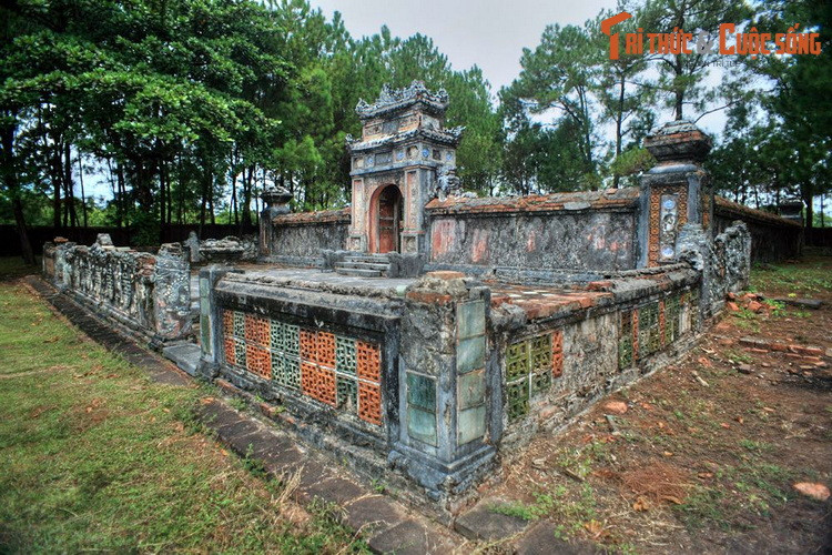 3. Lăng mộ của hoàng tử Kiên Thái Vương (Nguyễn Phúc Hồng Cai, 1845-1876) - cha đẻ của ba vị vua nhà Nguyễn là Đồng Khánh, Kiến Phúc, Hàm Nghi - tọa lạc trên một ngọn đồi kế bên lăng mộ vua Đồng Khánh. Đây lăng có khảm sứ màu sớm nhất trong hệ thống các lăng của vua, chúa, hoàng thân nhà Nguyễn.